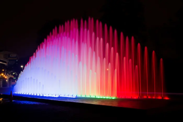 espectactulo de piletas de agua con luces 