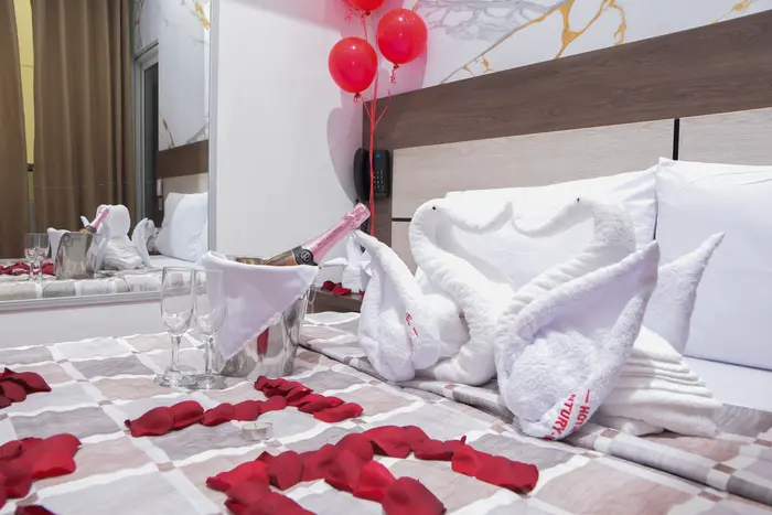 habitación linda para parejas decorada con rosas y globos