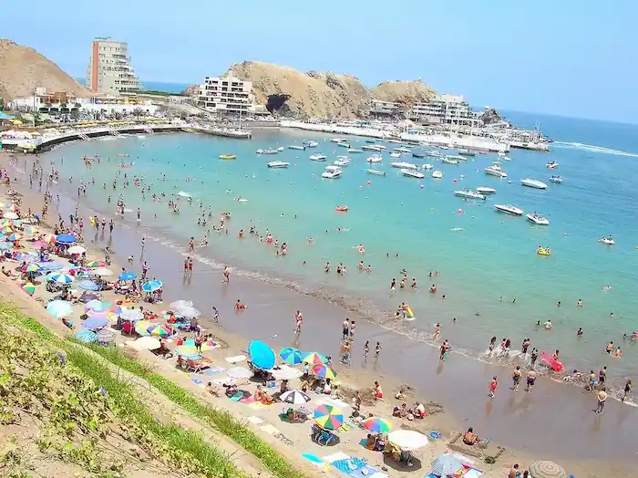 Playa en lima visitada por muchas personas