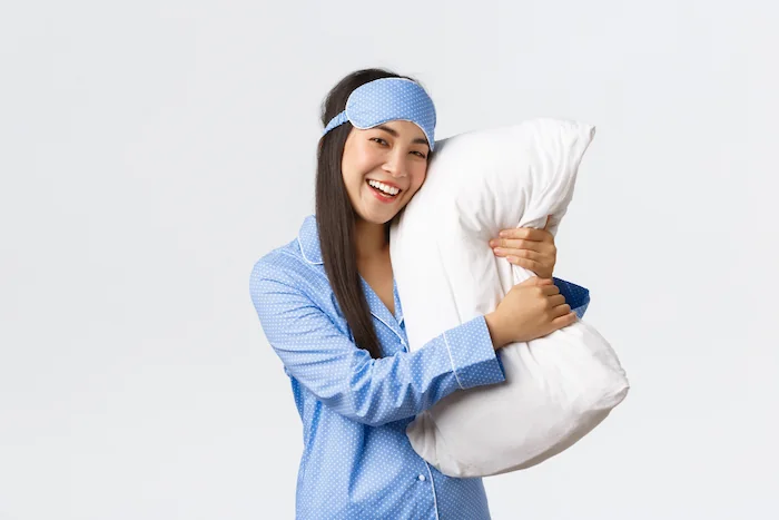chica alegre porque pudo dormir mejor y esta lista para disfrutar su aventura