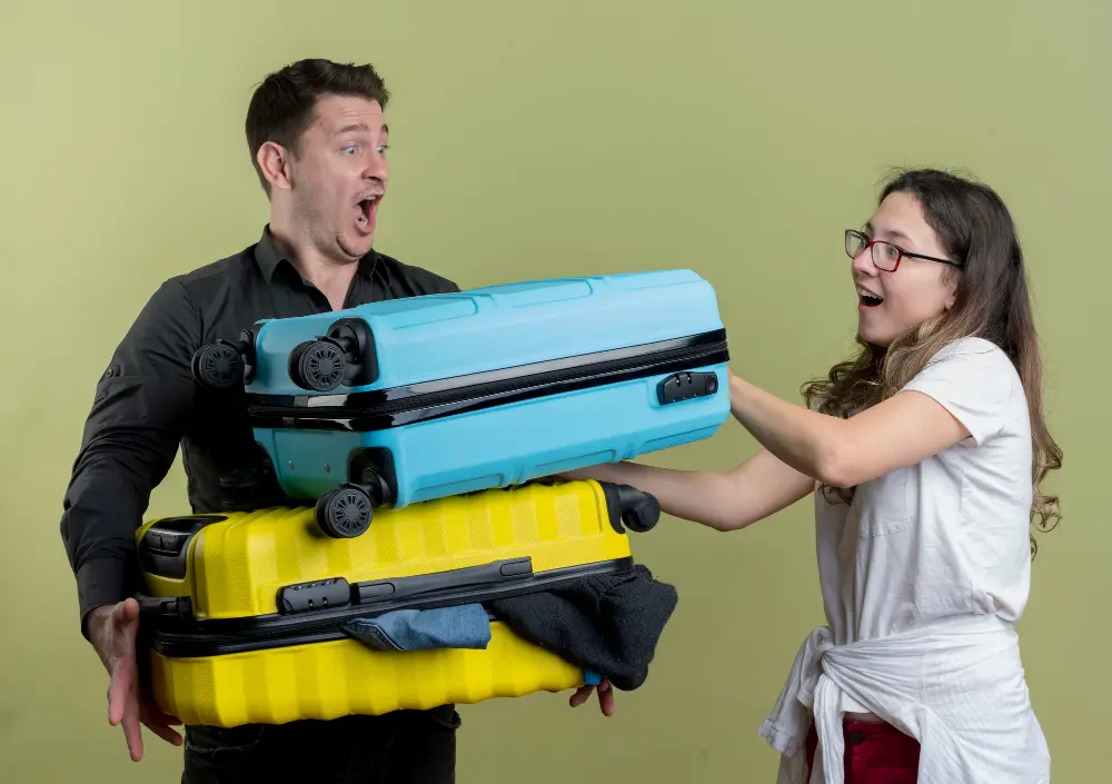 dos personas cargando maletas llenas para viajar