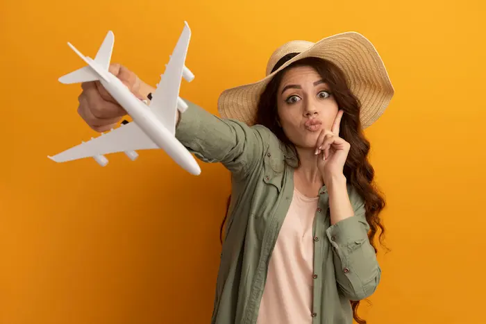 chica viajera jugando con un avión de jueguete