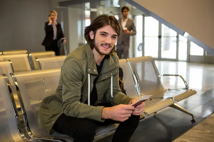 joven esperando para comprar su vuelo