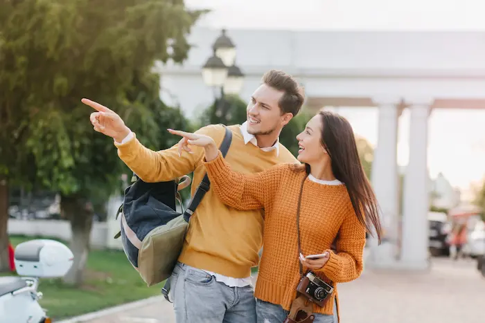 pareja de novios viajando 
