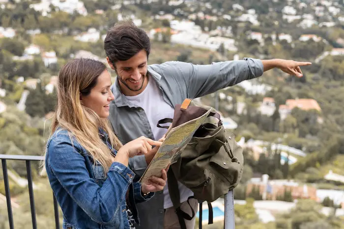 pareja viendo un mapa donde dirigirse diriseguir con la aventura
