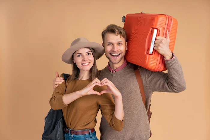 pareja de novios felices porque no discuten en su viaje
