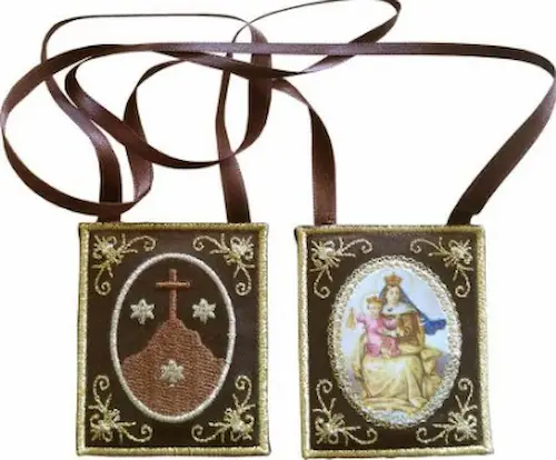 el escapulario de la Virgen del Carmen