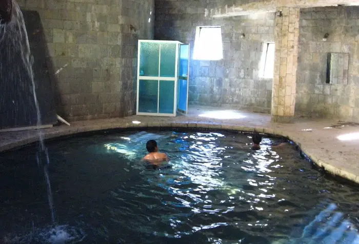 persona dentro de un baño termal medicinal