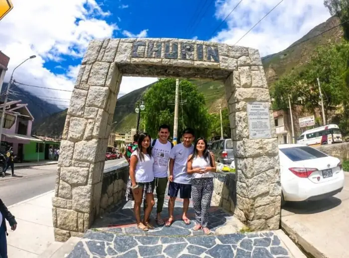 familia visitando la plaza de churin