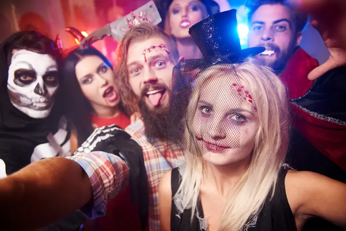 amigos en una fiesta de haloween