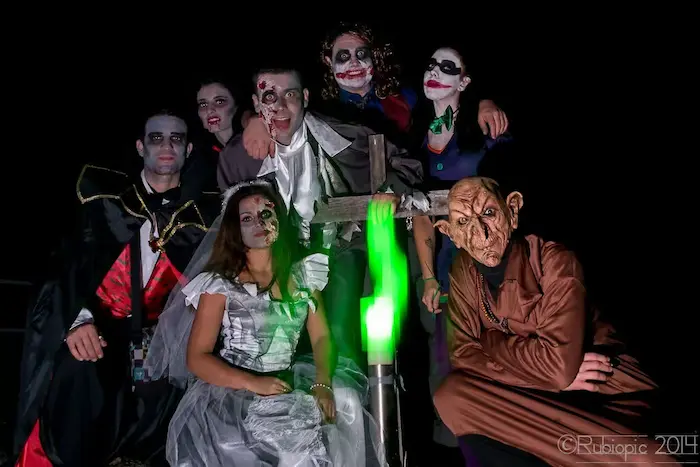 grupo de amigos disfrazados de personajes tenebrosos