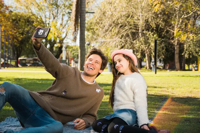 señor junto a su hijo disfrutando de una tarde soleada en uno de los parques en Lince