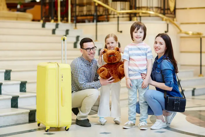 familia feliz yendose de viaje de verano