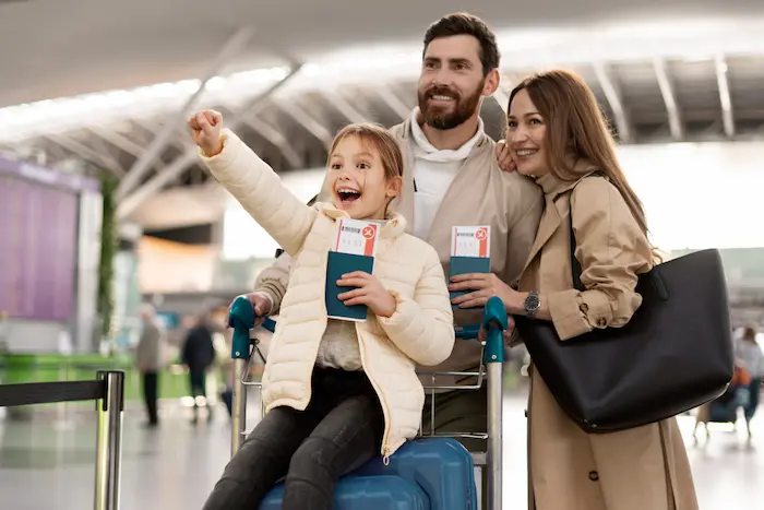 familia en el aeropuerto apunto de viajar