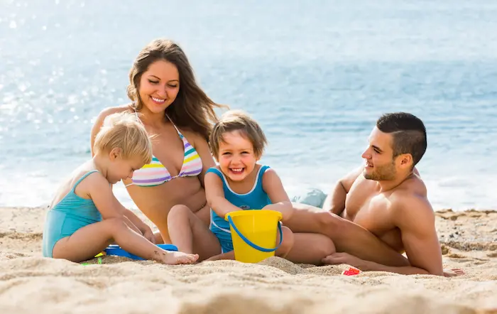 linda familia disfrutando de la playa