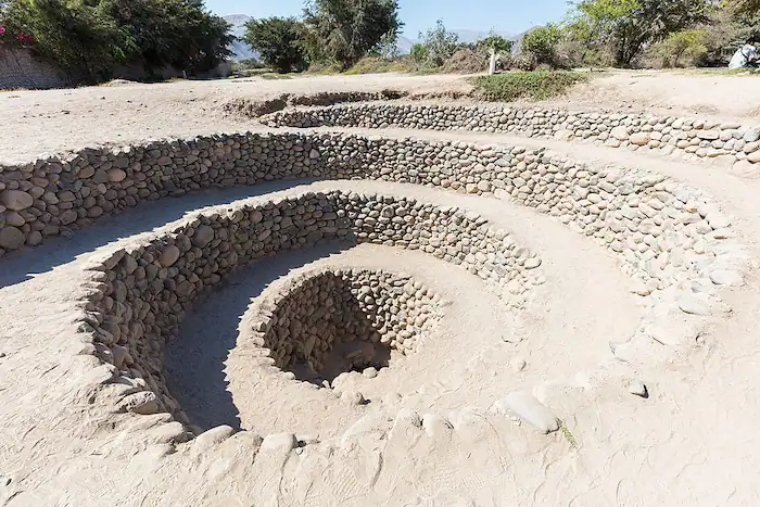 Explorar los acueductos de Cantalloc