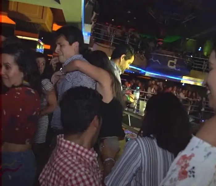 personas disfrutando de una discoteca en Lince