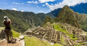 mujer presenciando las lindas vistas de machu picchu