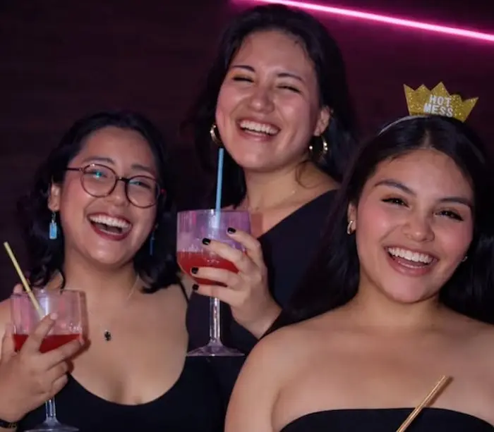 chicas divirtiendose en Lince