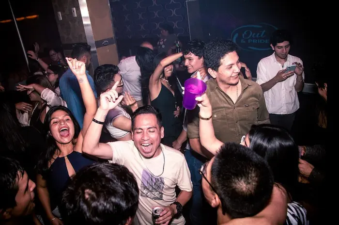 amigos pasandola bien en Lince